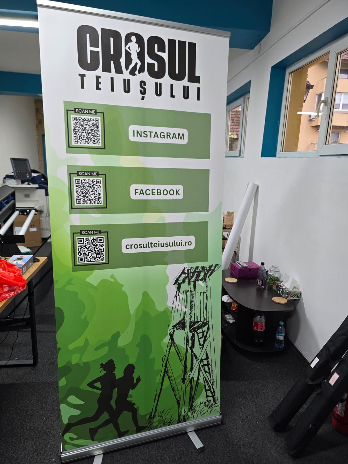 Ce este un roll up banner și cum poate ajuta afacerea ta?